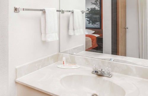 Washington Hotel | Super 8 by Wyndham Washington/Peoria Area