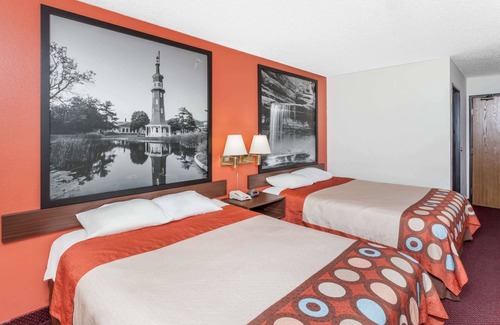 Washington Hotel | Super 8 by Wyndham Washington/Peoria Area