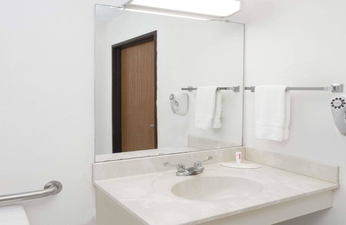 Washington Hotel | Super 8 by Wyndham Washington/Peoria Area