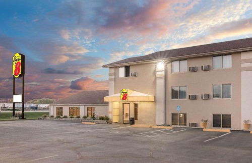Watertown Hotel | Super 8 by Wyndham Watertown