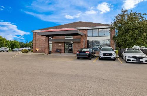 Watertown Hotel | Super 8 by Wyndham Watertown WI
