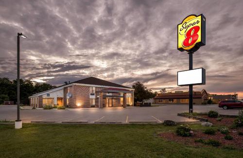 Watertown Hotel | Super 8 by Wyndham Watertown WI