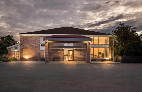 Watertown Hotel | Super 8 by Wyndham Watertown WI