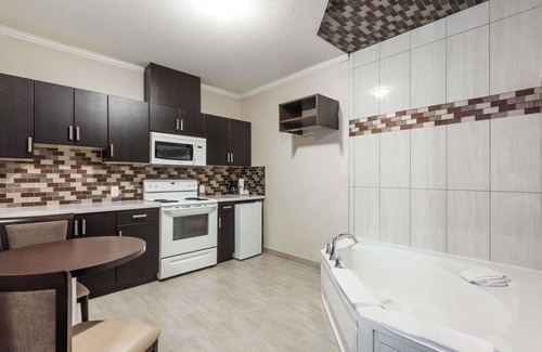 Watrous Hotel | Super 8 by Wyndham Watrous