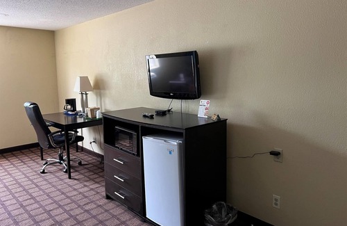 Whitewater Hotel | Super 8 by Wyndham Whitewater WI