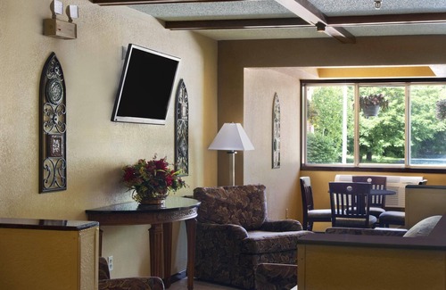 Whitewater Hotel | Super 8 by Wyndham Whitewater WI