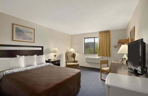 Williams Lake Hotel | Super 8 by Wyndham Williams Lake BC