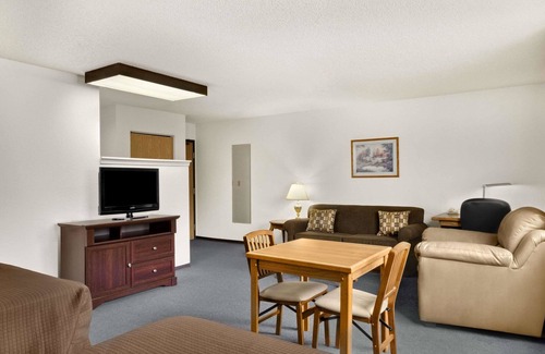 Williams Lake Hotel | Super 8 by Wyndham Williams Lake BC