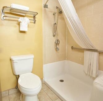 Wichita Hotel | Super 8 by Wyndham Wichita Airport West Kellogg