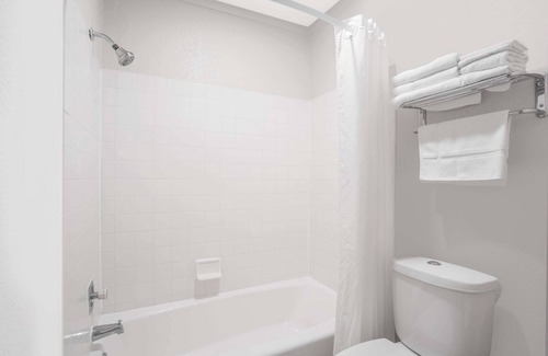 Windsor Hotel | Super 8 by Wyndham Windsor/Madison North
