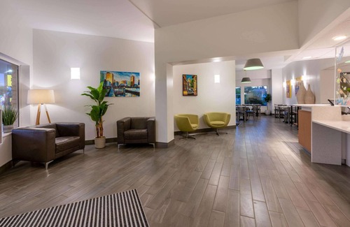 Winnipeg Hotel | Super 8 by Wyndham Winnipeg West