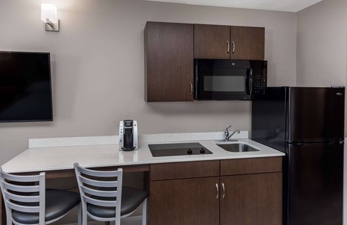 Winnipeg Hotel | Super 8 by Wyndham Winnipeg West
