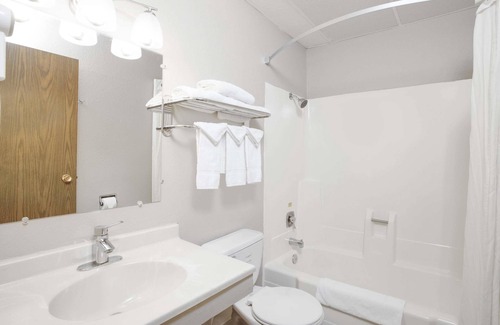 Worthington Hotel | Super 8 by Wyndham Worthington Minnesota