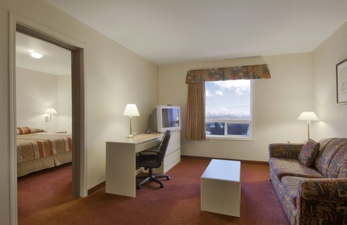 Yellowknife Hotel | Super 8 by Wyndham Yellowknife