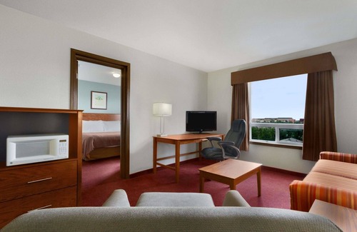Yellowknife Hotel | Super 8 by Wyndham Yellowknife