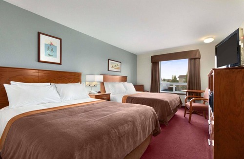 Yellowknife Hotel | Super 8 by Wyndham Yellowknife