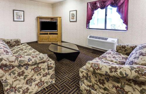 Yorkville Hotel | Super 8 by Wyndham Yorkville