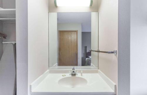 Yorkville Hotel | Super 8 by Wyndham Yorkville