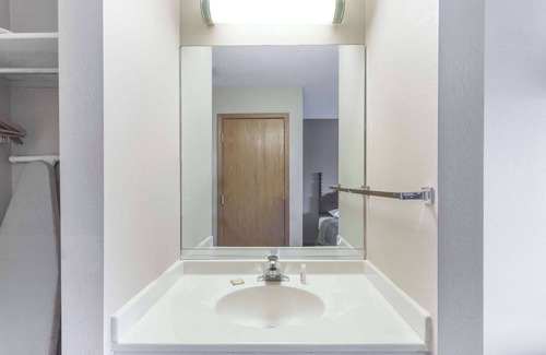 Yorkville Hotel | Super 8 by Wyndham Yorkville