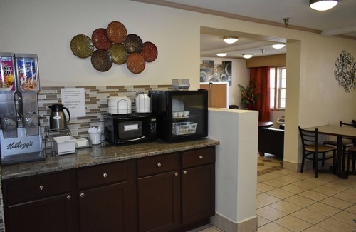 Maumee Hotel | Super 8 Maumee/Toledo, OH