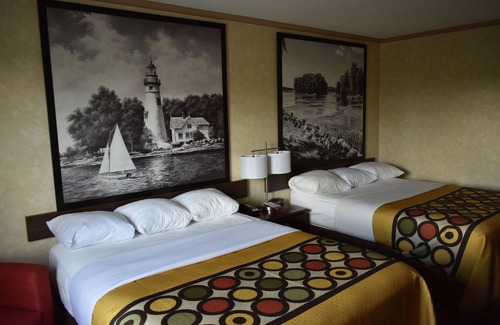 Maumee Hotel | Super 8 Maumee/Toledo, OH