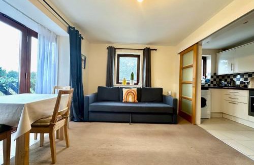 Bicester Apartment | Super Apartment next to Bicester Village Sleeps 4