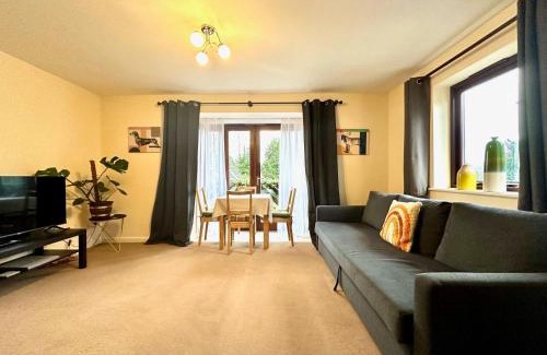 Bicester Apartment | Super Apartment next to Bicester Village Sleeps 4