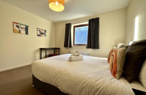 Bicester Apartment | Super Apartment next to Bicester Village Sleeps 4