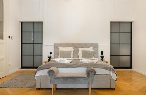 Belvaros - Lipotvaros Apartment | SUPER CENTRAL 2BR-2BT with Balcony&View&Sauna&Jacuzzi