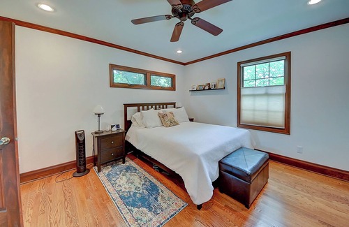 Iowa City House | Super close to everything! 5 bedrooms close to Hawkeye events & the Hospital