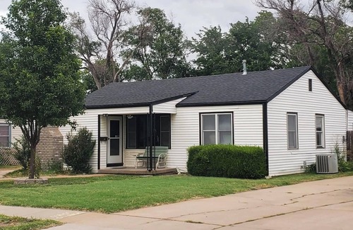 Wichita House | Super Comfy - 3BR - Darts/Poker Table - Coffee