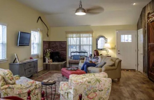 Cottonwood Falls House | Super Comfy and Quiet . . . Newly Built 2 Bedroom, 2 Bath Guesthouse