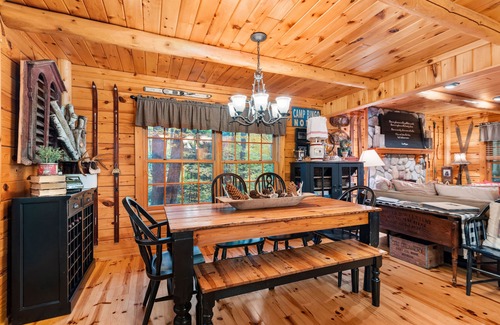 Alanson Cabin | Super Cozy, A/C, steps from trails, kid friendly