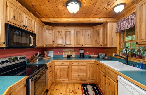 Alanson Cabin | Super Cozy, A/C, steps from trails, kid friendly