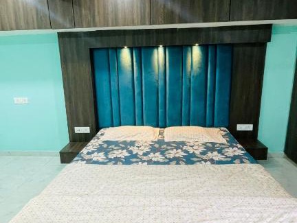 Udhna House | Super cozy room with Balcony/2-4 People/AC