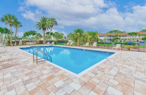 St. Pete Beach Condo | Super-cute 1/1 on ICW, walk to Gulf beaches. 1+ Month stay