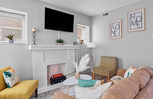 DeBaliviere Place Apartment | Super Cute 1 Bedroom FREE Parking Near Delmar Loop