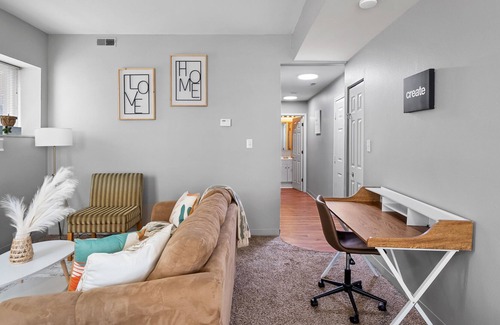 DeBaliviere Place Apartment | Super Cute 1 Bedroom FREE Parking Near Delmar Loop