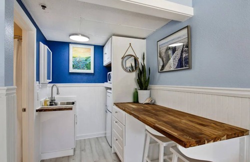 Tybee Island Condo | Super cute 1B-1B on South beach-Steps to pool, beach, restaurants & nightlife!