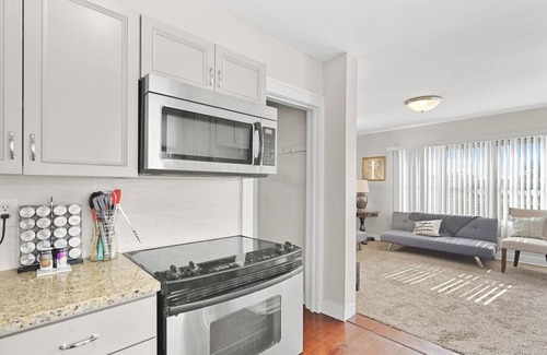 Ferndale House | Super Cute & Comfy Home in Ferndale with 2B, 2Full Bath, Big TV, Porch, AC, WiFi