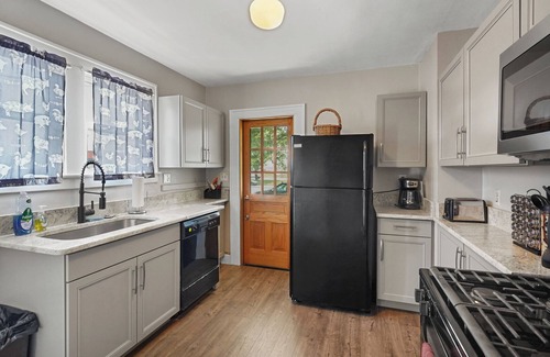 Highland Park House | Super Cute & Sweet Home in Ferndale With 3 Bed 2Full Baths, Big TV, Bonus Room