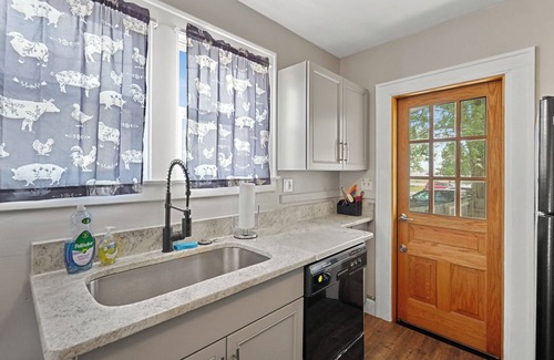 Highland Park House | Super Cute & Sweet Home in Ferndale With 3 Bed 2Full Baths, Big TV, Bonus Room