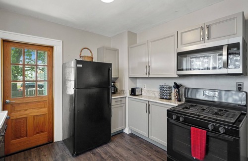Highland Park House | Super Cute & Sweet Home in Ferndale With 3 Bed 2Full Baths, Big TV, Bonus Room