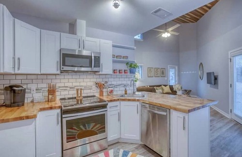 Dripping Springs House | Super Cute Vineyard Retreat - Near Top Wineries