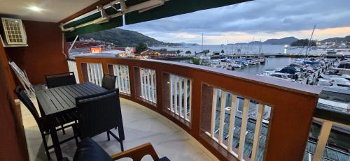 Marinas Apartment | SUPER FLAT 180 graus em Angra dos Reis , Frente Mar na Marina Piratas com estacionamento gratuito