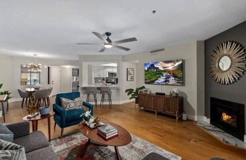Camelback East Condo | Super Host w/23 reviews on Airbnb! Fantastic Location- Biltmore Luxury Condo