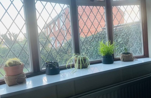 St Ives House | Super king bed. fast wifi, office, private garden. Off road parking, quiet arean