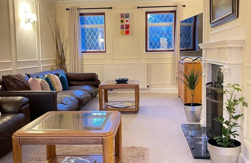 St Ives House | Super king bed. fast wifi, office, private garden. Off road parking, quiet arean
