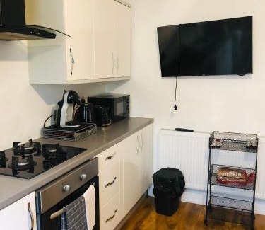 Junction Apartment | Super location 2 bedroom apartment 20 minutes from central London