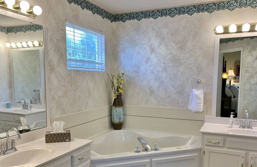 Lee's Summit House | Super location! Quite & Clean, Rock Island Walking & Biking trail. Nice Game Rm.